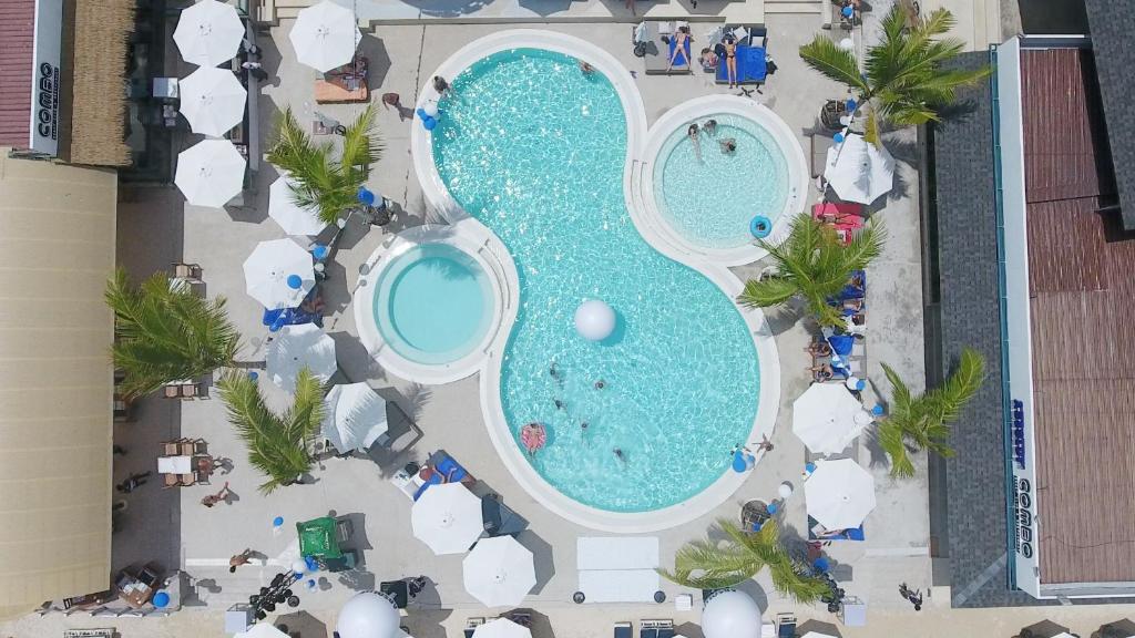 查汶苏梅岛康鲍海滩酒店的享有度假村游泳池的顶部景致