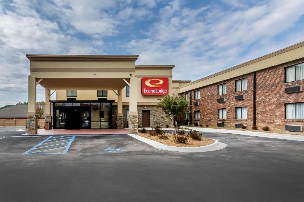 BoazEcono Lodge Boaz的暴动酒店前面设有停车场