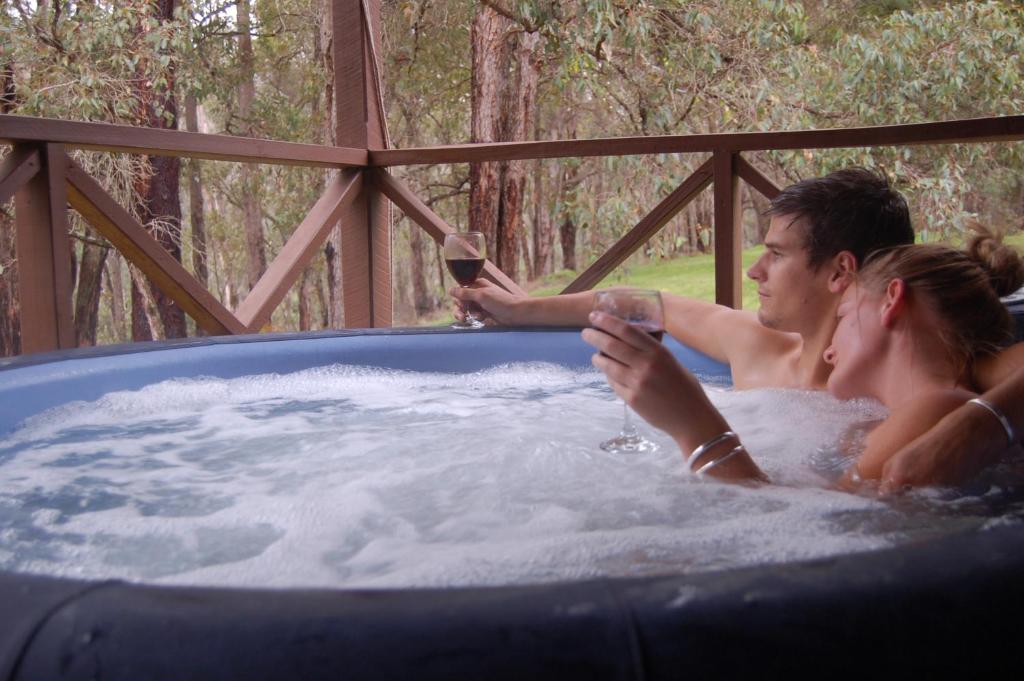 楠立比阳德拉普瀑布成人休闲酒店的热水浴池中的男女