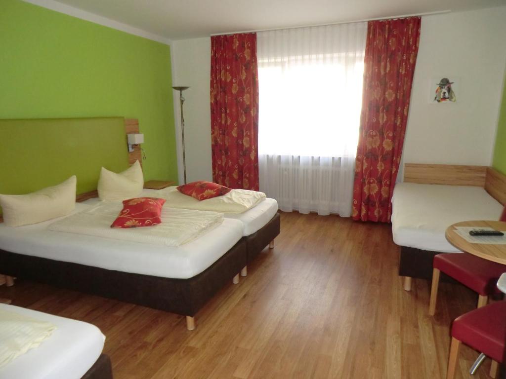 慕尼黑海尔顿潘森酒店的酒店客房设有两张床和窗户。