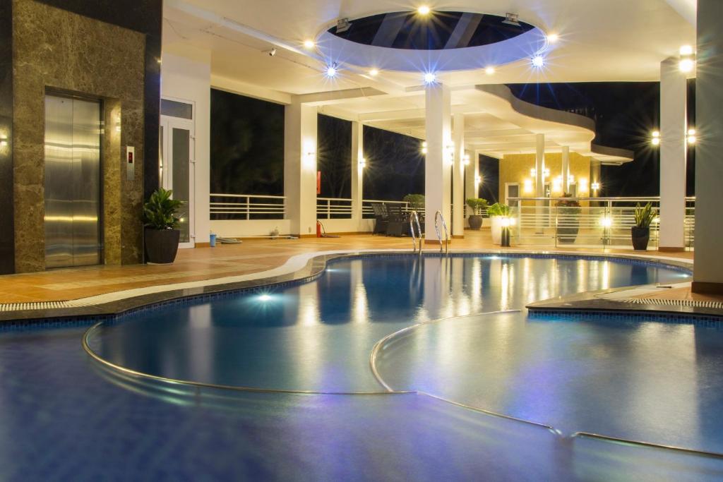 头顿卡萨贝拉酒店公寓 的夜间酒店游泳池
