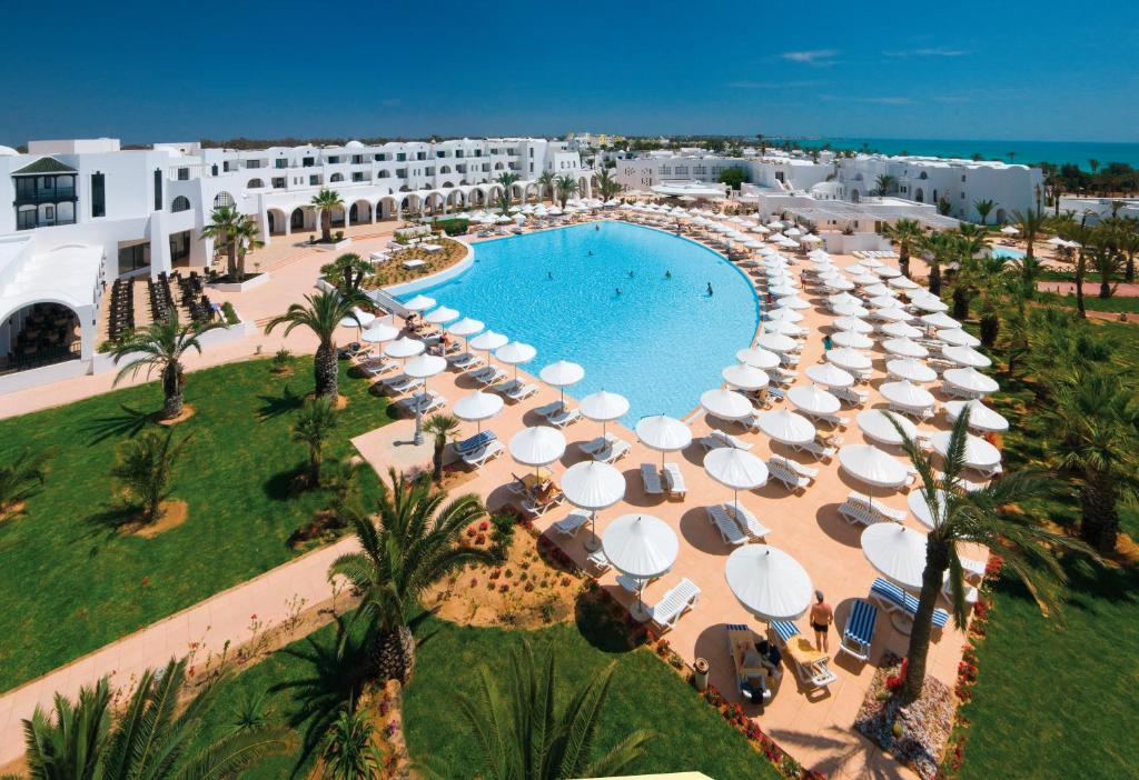 米多恩Club Palm Azur Families and Couples的享有带游泳池和遮阳伞的度假村的空中景致