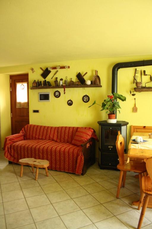 PontbosetB&B La Borma di Pombo的带沙发和镜子的客厅