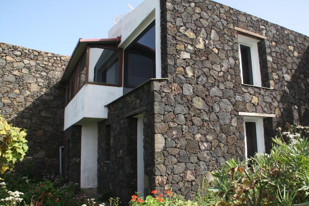 莫卡诺尔Dos Violetas的一座带窗户和石墙的石头房子