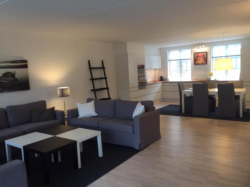 哥本哈根CPH Lux apartm, 2 FULL BATHROOMS 2th的客厅配有沙发和桌子