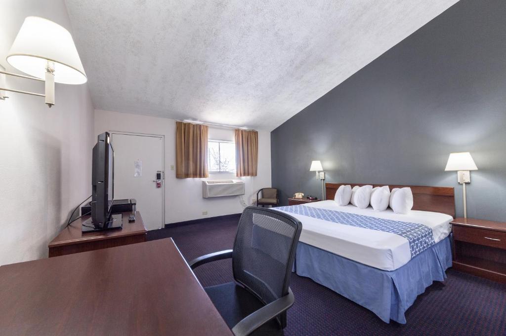 艾伦镇帕克维耶旅馆及会议中心的酒店客房设有一张床、一张书桌和一台电视机。