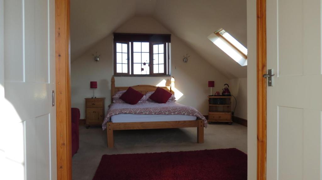 Llancarvan安克雷奇及塔克勒舍旅馆的一间卧室设有一张床和一个窗口