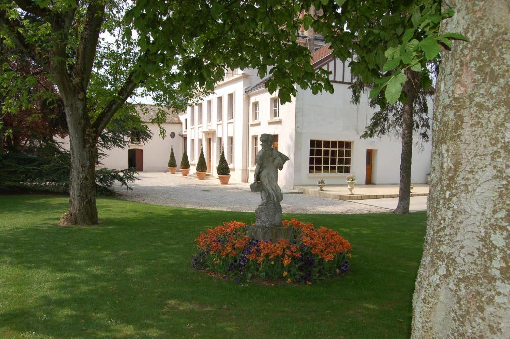 Ludes普罗埃兹雅克马尔香槟别墅酒店的公园中间的雕像,花朵