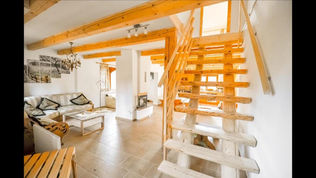 斯米扎尼Chata Paradise的客厅,设有木楼梯,位于房子内