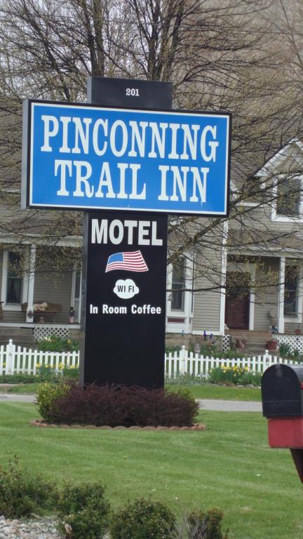 PinconningPinconning Trail Inn Motel的房屋前跑道的标志