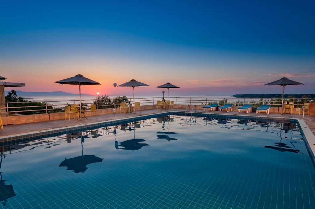 卡拉塔斯克塔维塔利斯酒店的酒店顶部的游泳池配有椅子和遮阳伞