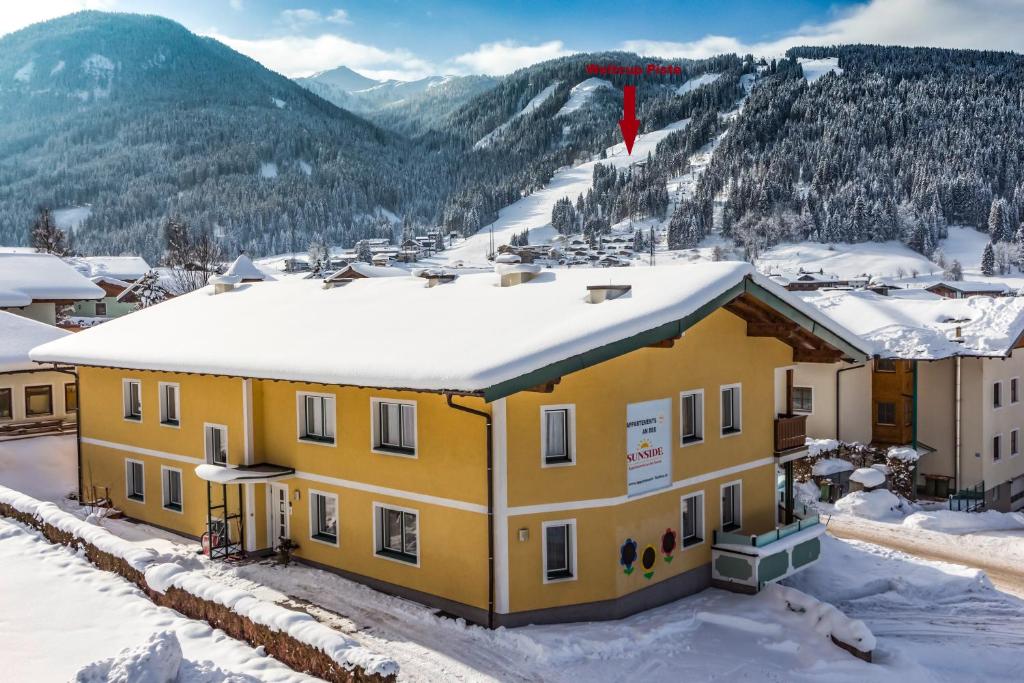 弗拉绍森赛德酒店的屋顶上积雪的黄色建筑