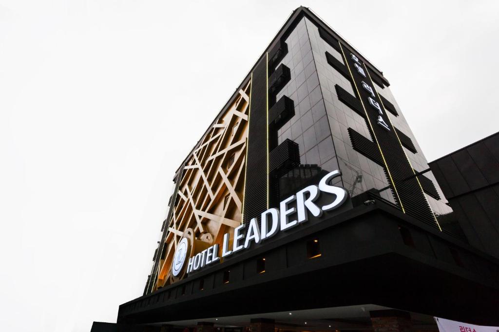 首尔领导者酒店的建筑的侧面有标志