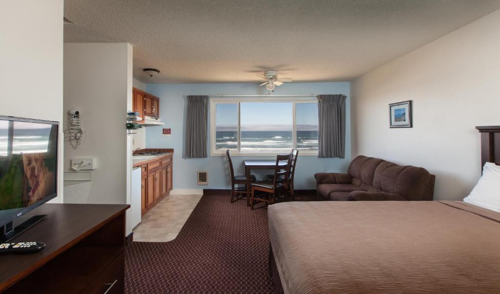 洛克威海滩银沙汽车旅馆的酒店客房带一张床、一张桌子和椅子