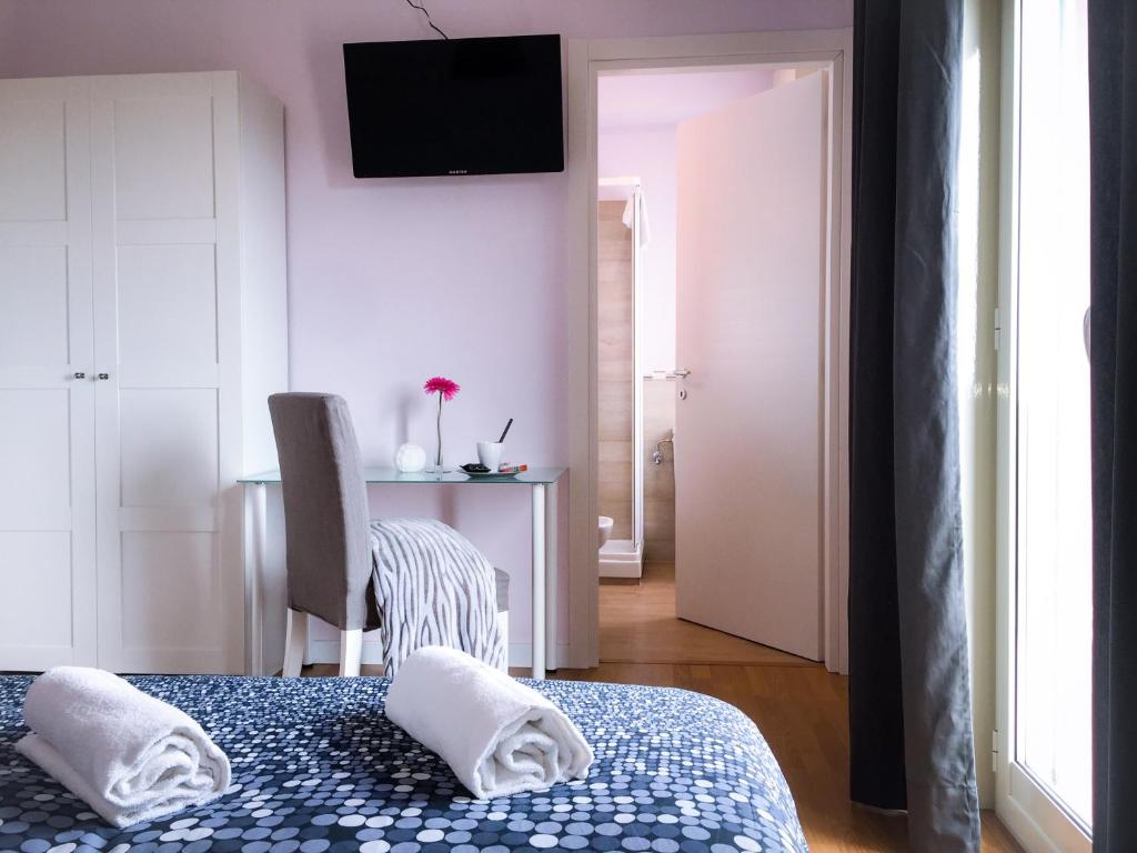 卡塔尼亚B&B Policlinico Gaspare Rodolico的一间卧室配有带毛巾的床