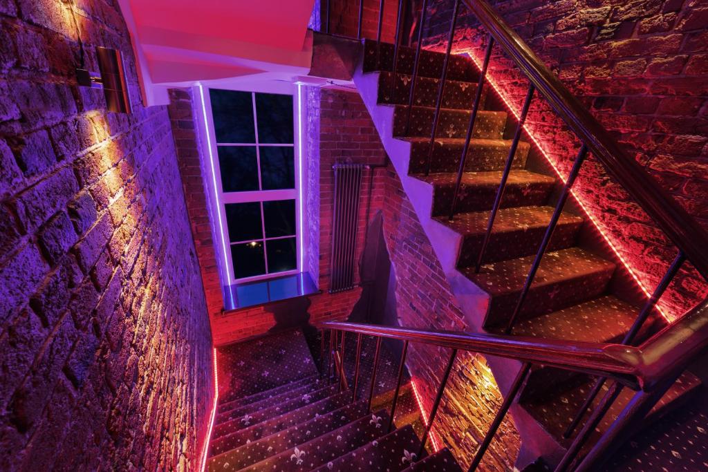莫斯科红砖酒店的一套带窗户和灯的楼梯