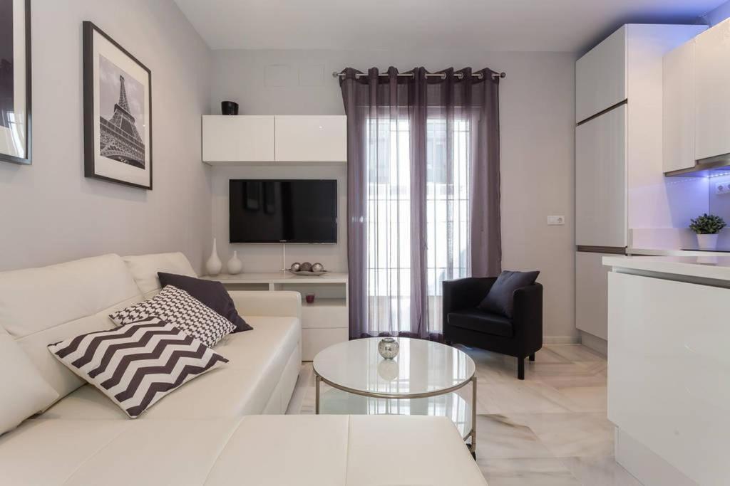 圣玛丽亚港Apartamento Castillo San Marcos的客厅配有白色的沙发和桌子