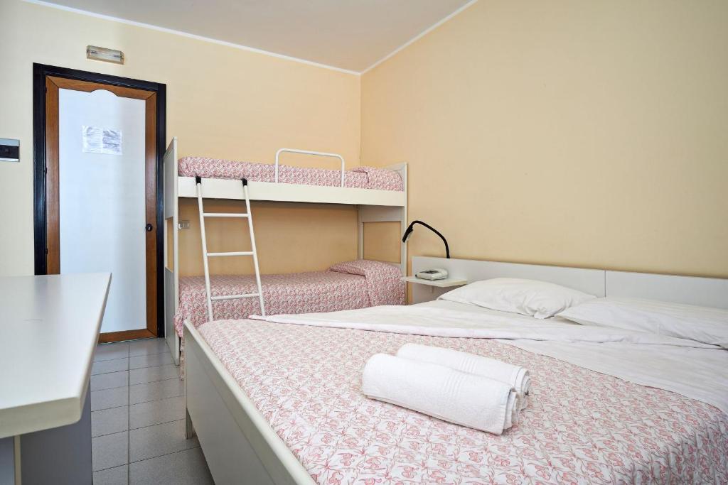 CesaròHotel Mazzurco的一间卧室设有两张双层床和梯子