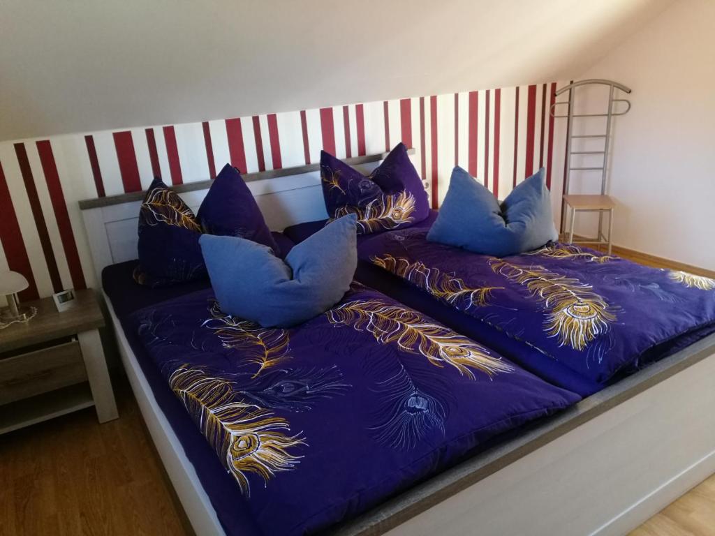 布罗特罗德拉德威戈度假屋的床上铺有蓝色枕头的床