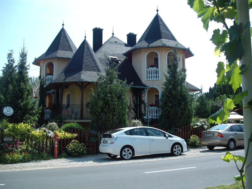 凯斯特海伊艾洛娜凯斯里畔译欧酒店的停在大房子前面的白色汽车