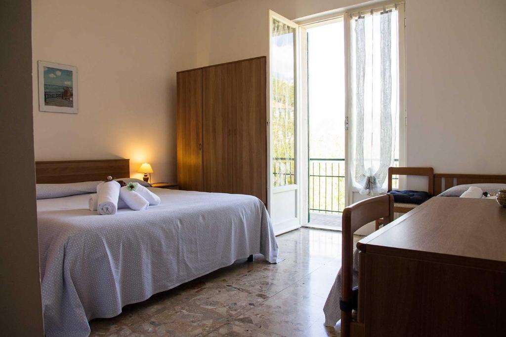 弗拉穆拉西尔维娅酒店的一间卧室设有两张床和大窗户