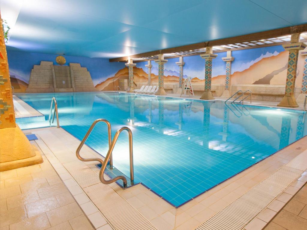 托基TLH Derwent Hotel - TLH Leisure, Entertainment and Spa Resort的一座大型室内游泳池