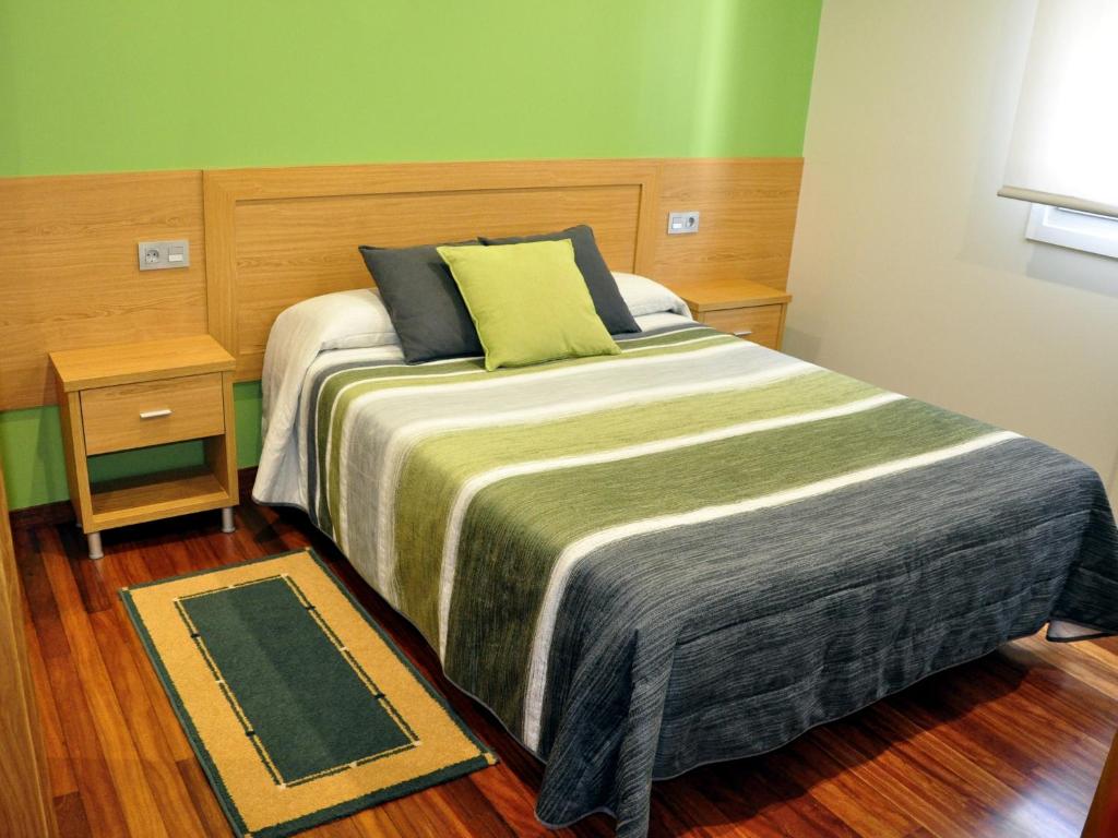 贡多马尔帕斯旅馆的一间卧室设有一张大床和绿色的墙壁