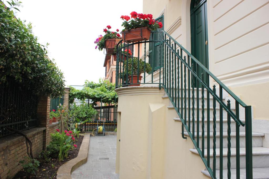 罗马Casa per Ferie Beato Rosaz的楼梯,阳台上放着鲜花