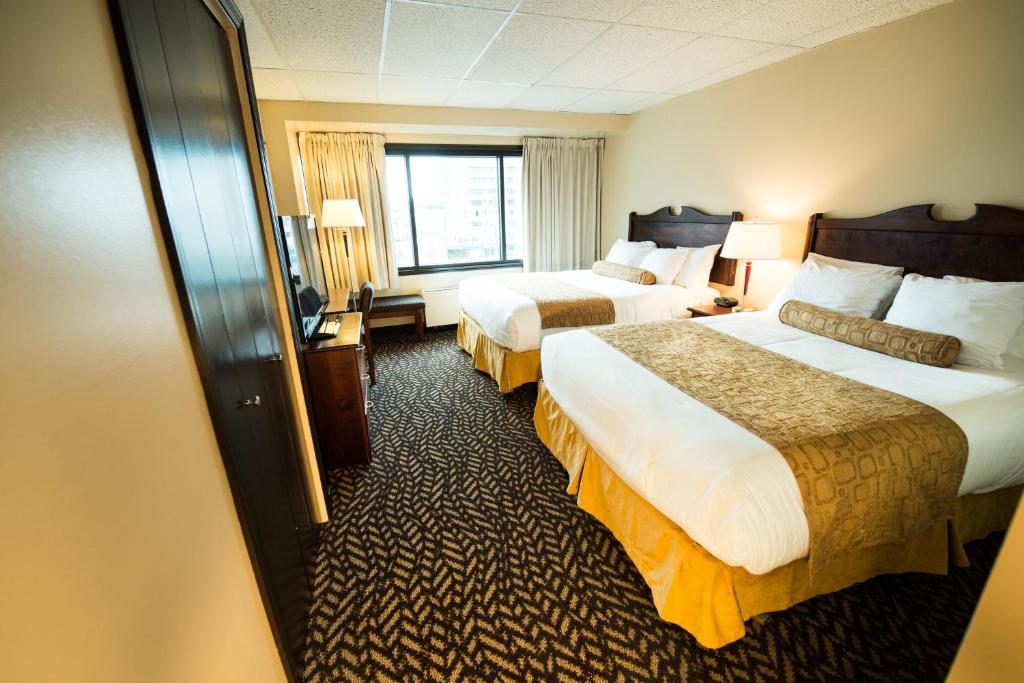 鲁珀特王子港Prestige Oceanview Hotel Prince Rupert的酒店客房设有两张床和窗户。