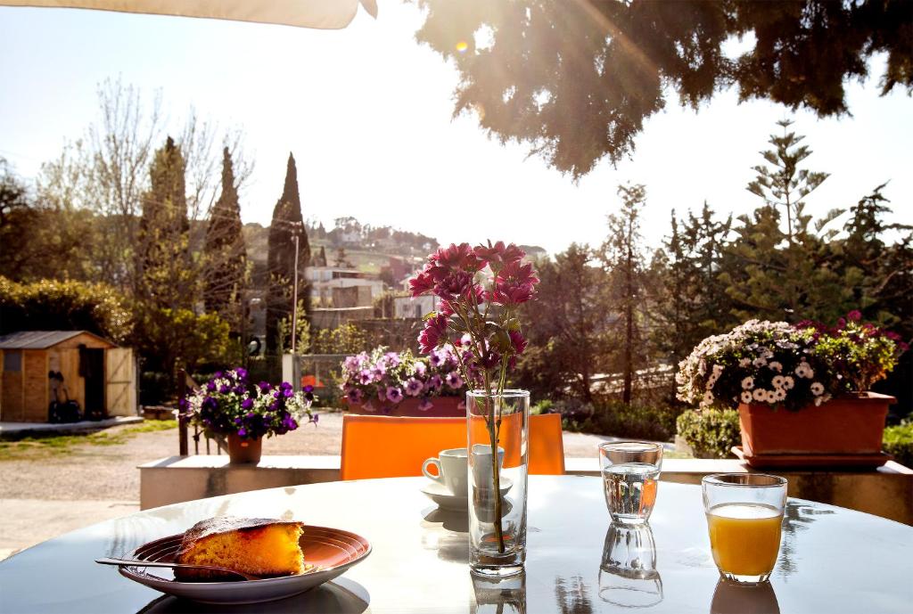 布塞托帕利佐洛Hotel Terra degli Elimi的一张桌子,上面放着一盘食物和一杯橙汁