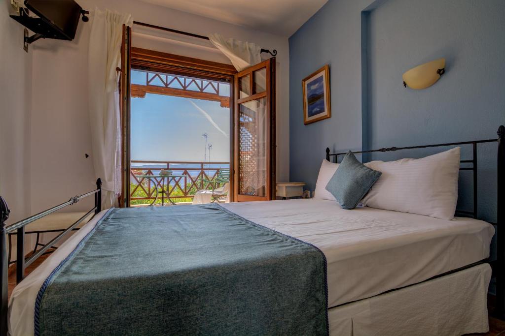 阿莫利亚尼岛尼瑞埃蒂斯公寓旅馆的一间卧室设有一张床,享有海景
