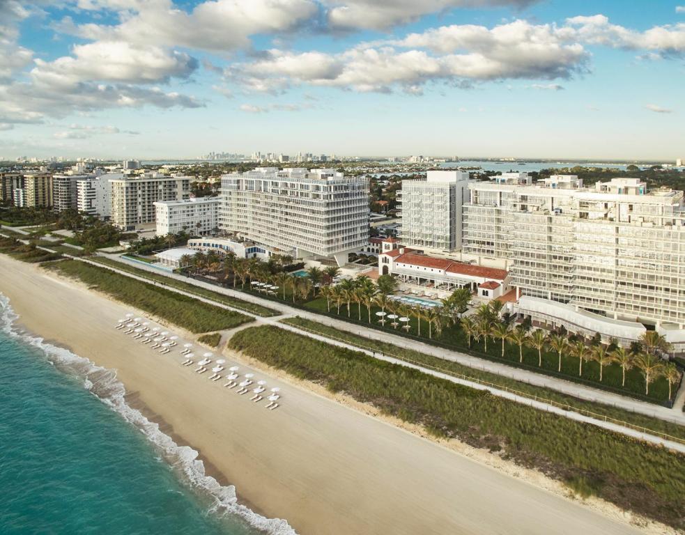 迈阿密海滩冲浪俱乐部四季酒店的享有海滩和建筑的空中景致