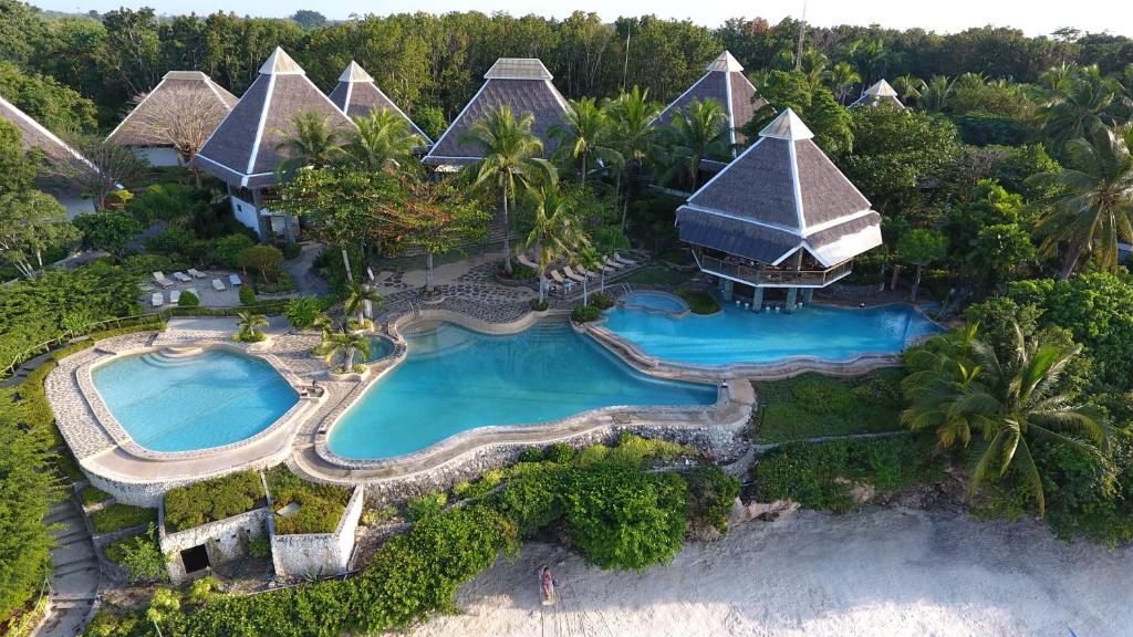 邦劳邦劳岛Spa度假酒店的享有度假胜地的空中景致,设有2个游泳池