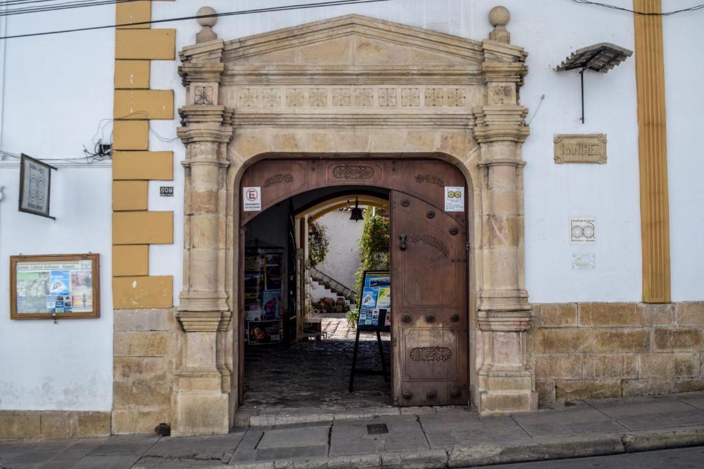 苏克雷Casa Ramirez - Guest House en el Segundo Piso的木门的建筑物入口