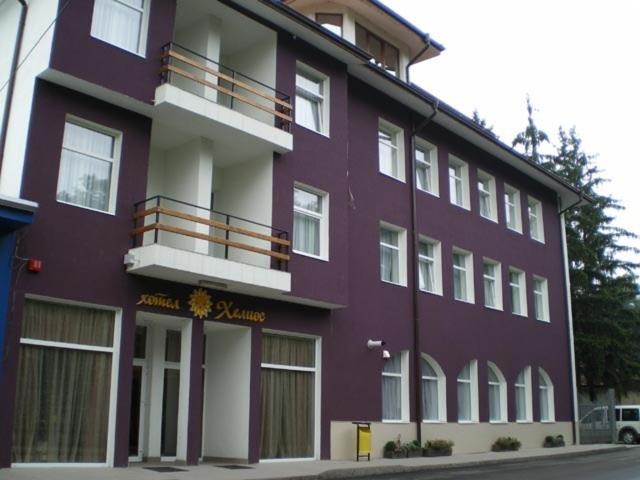 塞夫利耶沃赫利俄斯家庭酒店的一条街道上带阳台的紫色建筑