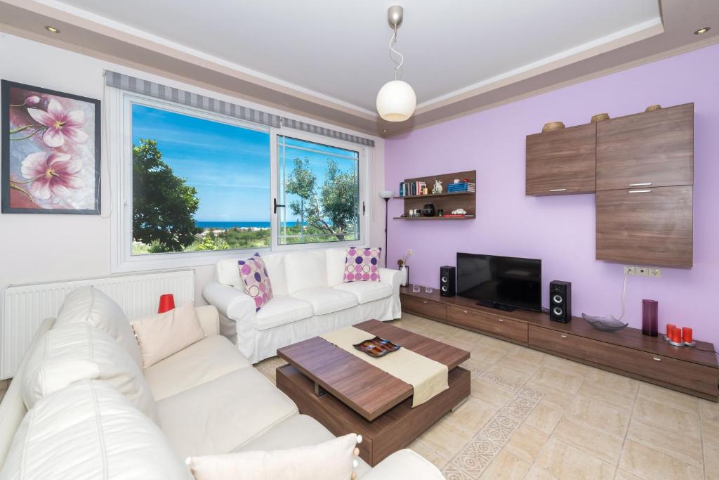 KatastárionIonian Bliss的客厅配有白色沙发和电视