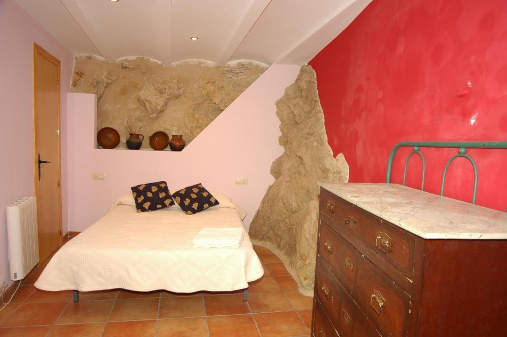 锡德自由镇卡米皇家旅馆的一间卧室配有一张床和一个梳妆台