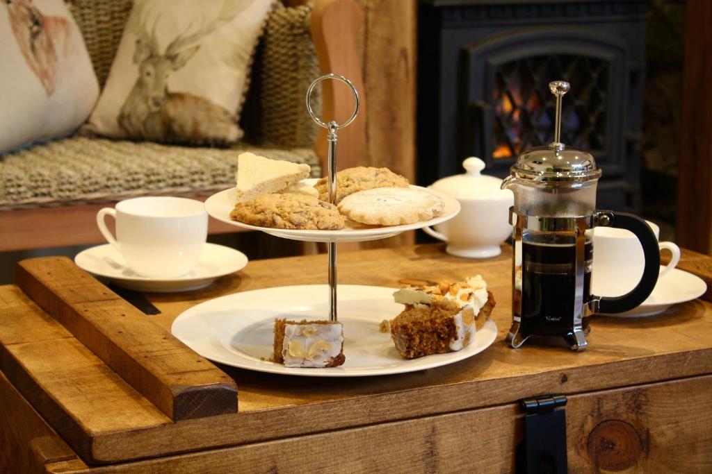 Monk FrystonThe Barn的一张桌子,上面放着两盘糕点和咖啡