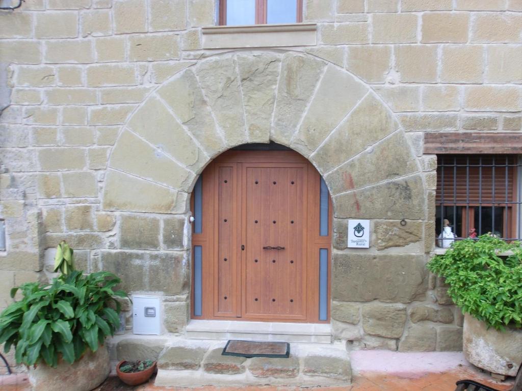穆里略德加列戈Natura Jordan的石砌建筑中木门与拱门