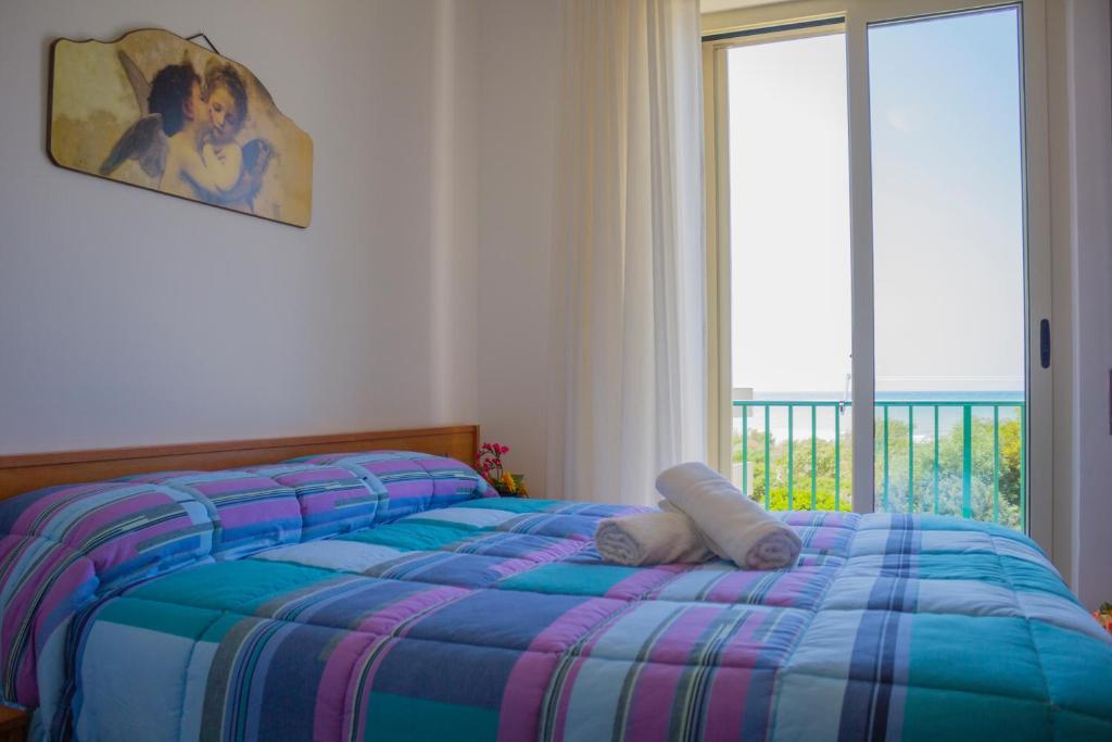 拉古萨码头彭塔迪莫拉酒店的窗户和床筒的床上床