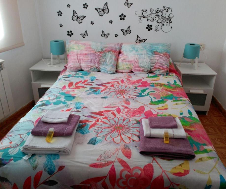 马德里卡拉班切卡斯蒂佐公寓的一间卧室配有带毛巾的床
