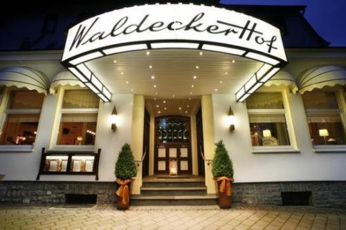 维林根Hotel Waldecker Hof的前面有标志的建筑