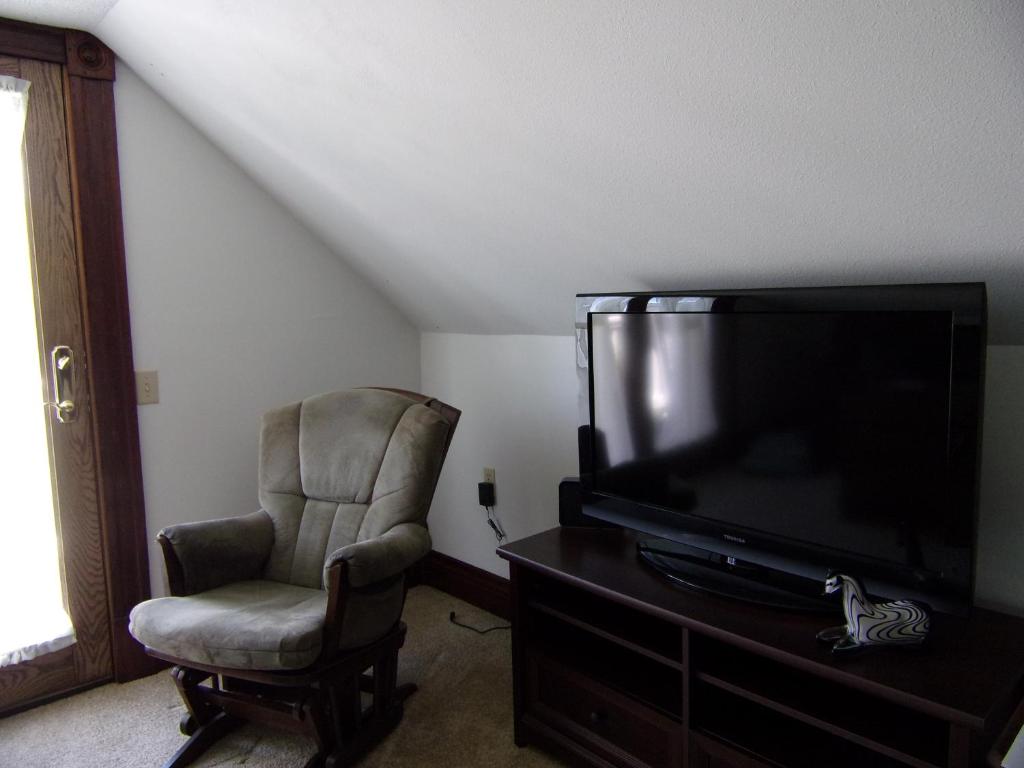 SidneyCountry Diamond的客厅配有椅子和平面电视