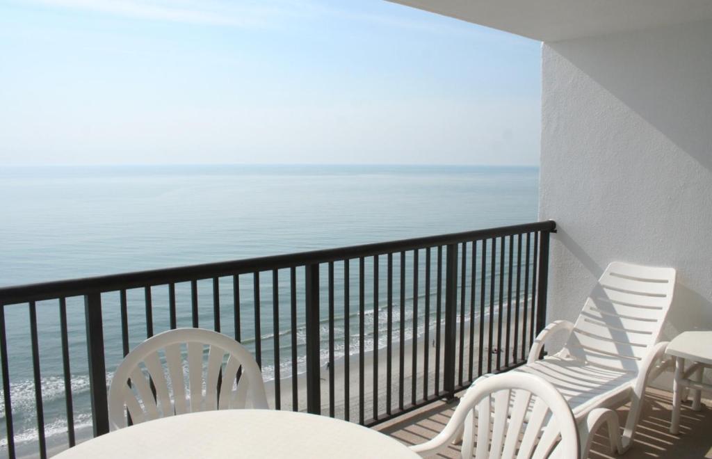 默特尔比奇Club Regency at Regency Towers的带桌椅和海景的阳台