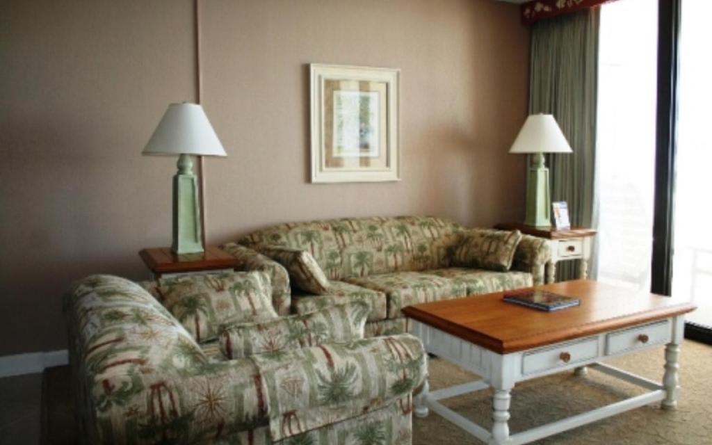 默特尔比奇Club Regency at Regency Towers的带沙发和咖啡桌的客厅