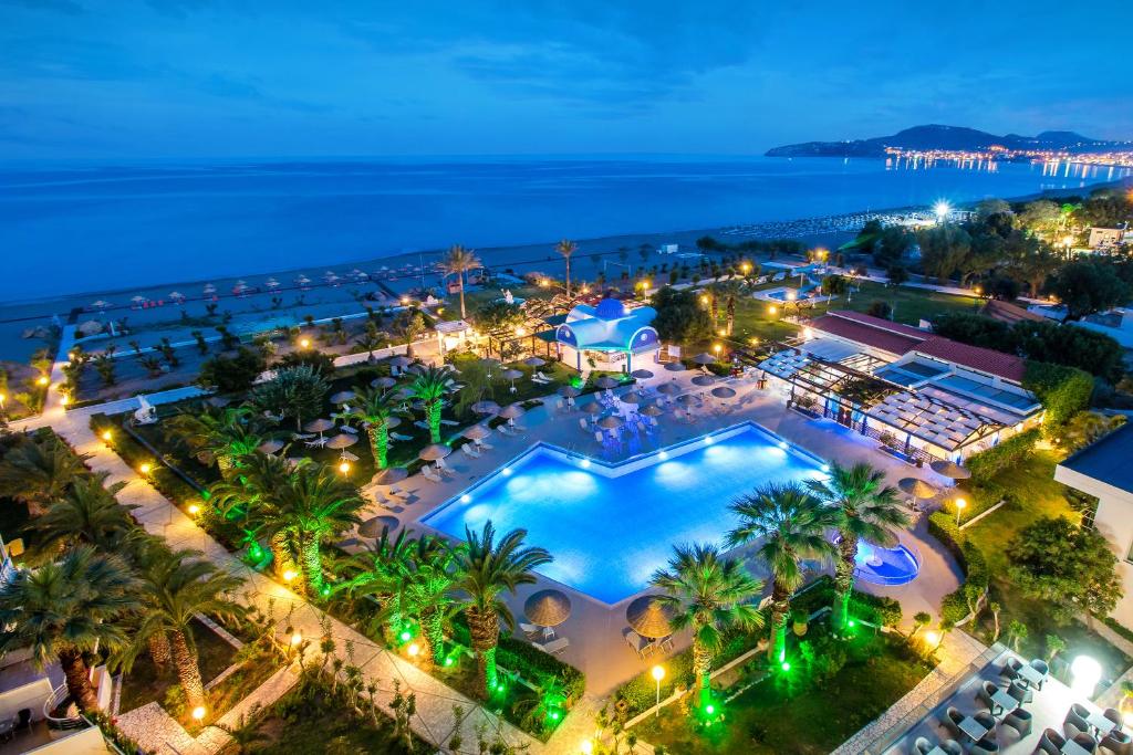 法里拉基Pegasos Deluxe Beach Hotel的享有游泳池的顶部景色