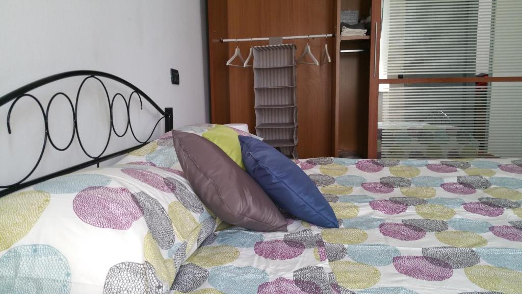 蓬泰代拉Il Nido的卧室内的一张带枕头的床