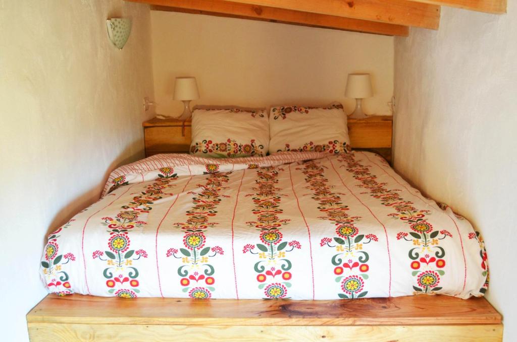 Lomo de Arico特内里费攀岩酒店的一间卧室配有一张带彩色床罩的床