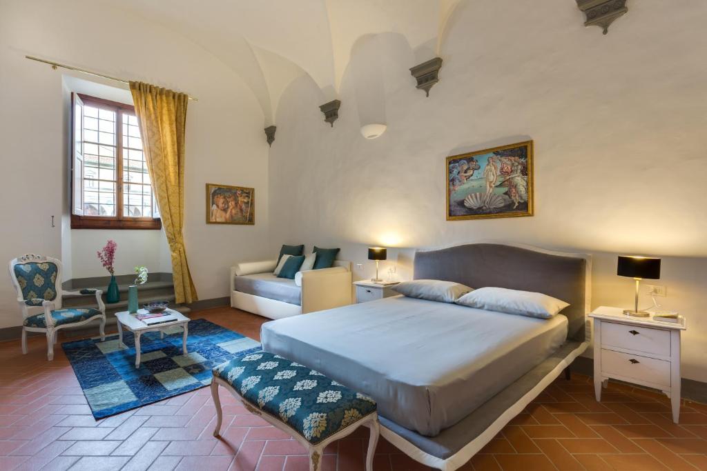 佛罗伦萨历史学院美术馆旅馆的一间卧室配有一张大床和一张沙发