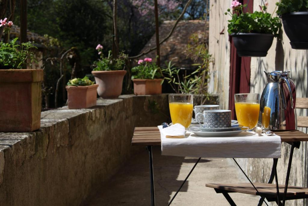 Cahuzac卡于扎克修道院住宿加早餐旅馆的一张桌子,上面放着两杯橙汁